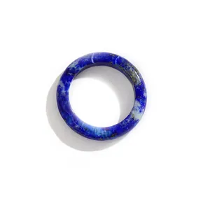 Makroaufnahme eines polierten Lapislazuli Rings mit natürlichen blauen Steinstrukturen