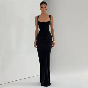 Details des eleganten schwarzen Maxikleids mit geraffter Taille und eckigem Ausschnitt