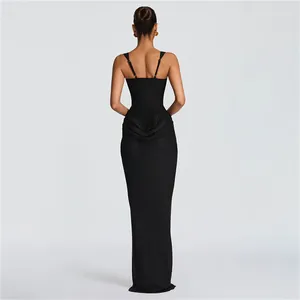 Detail des eleganten rückenfreien Designs und der Falten an diesem schwarzen Maxikleid
