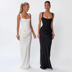 Gros plan du corsage style corset et des plis à la taille sur cette robe longue