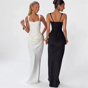 Détail d'une robe longue en satin moulante avec taille froncée et décolleté carré