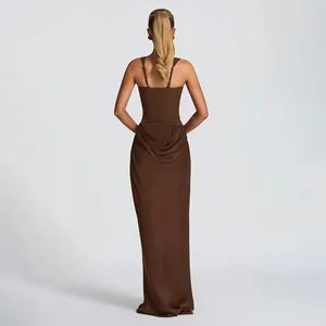 Detail eines schokobraunen Satin-Maxikleids mit verstellbaren Trägern und Rückendrappierung
