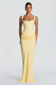 Detailaufnahme des hellgelben Maxi-Bodycon-Kleides mit Korsett-Mieder und Drapierung
