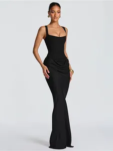 Elegante abito lungo nero attillato con corpetto a corsetto e gonna a sirena drappeggiata
