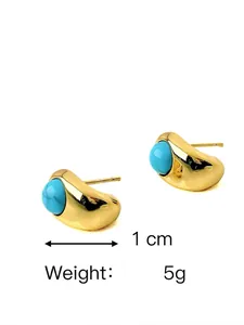 Detailansicht der kleinen runden Türkis-Ohrstecker in Gold mit 1cm Größenangabe