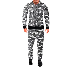 Herren-Sport-Trainingsanzug im Camouflage-Design mit Kapuzenjacke und passender Hose.