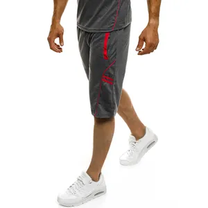 Herren Sport-Shorts in Grau mit roten Akzenten, schnelltrocknend für Fitness und Laufen