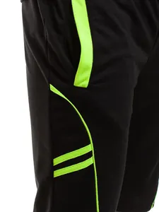 Detailansicht der schwarzen Herren-Sportshorts mit neongrünem Besatz an der Tasche.
