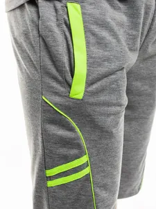 Detailansicht grauer Herren-Sportshorts mit neongrünen Akzenten und praktischen Taschen