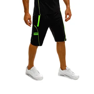 Herren schnelltrocknende Sportshorts in Schwarz mit neongrünen Streifen auf weißem Grund.