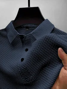 Gros plan d'un polo bleu marine pour homme montrant la texture gaufrée et le col