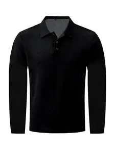 Vue détaillée d'un polo à manches longues en maille gaufrée noire avec col classique