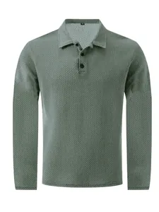 Détail d'un polo à manches longues pour hommes en maille gaufrée respirante verte