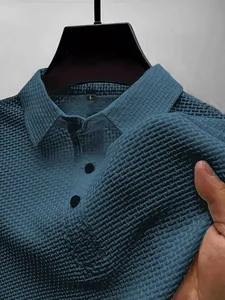 Vue macro du tissu en maille de soie glacée bleue sur polo manches longues