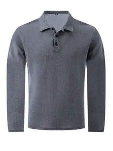 Polo homme à manches longues gris avec texture en maille gaufrée fine.