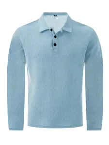 Détail montrant la texture d'un polo à manches longues en maille gaufrée bleu clair homme