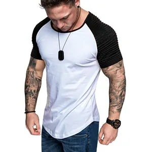 Détail d'un t-shirt pour homme à coupe ajustée avec des manches raglan texturées noires