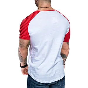 Détail du T-shirt ajusté pour hommes avec manches raglan plissées rouges et blanc