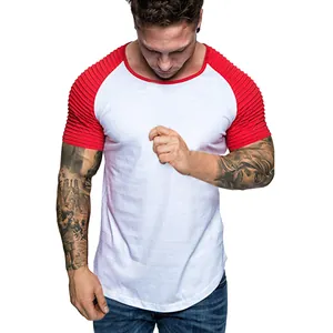 Détail d'un t-shirt de sport ajusté pour homme avec des manches raglan plissées rouges