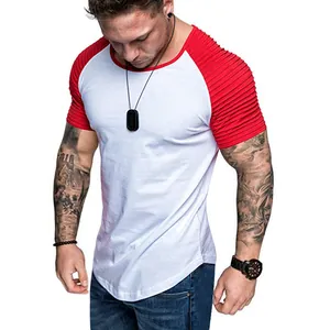 Détail d'un t-shirt ajusté à manches raglan avec détails plissés rouges