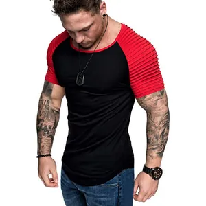 Gros plan d'un t-shirt moulant pour homme avec manches raglan rouges texturées