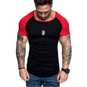 Détail d'un t-shirt de sport moulant raglan pour hommes avec manches plissées rouges et corps noir