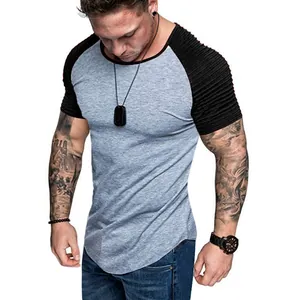 Détail d'un t-shirt de sport slim pour homme avec corps gris et manches raglan noires texturées