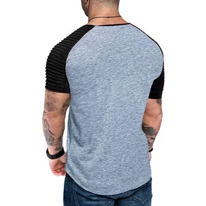 Vue arrière détaillée d'un t-shirt homme ajusté avec manches raglan plissées noires.