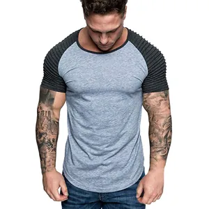 Détail d'un t-shirt de sport cintré pour hommes avec manches côtelées et gris