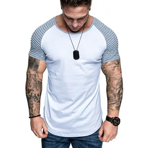 Détail du t-shirt cintré pour hommes avec manches raglan grises et blanches chic