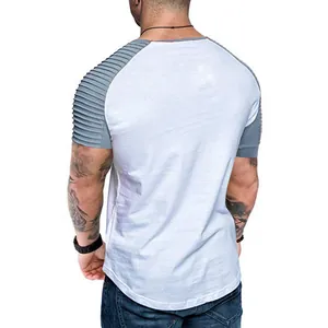 Vue arrière d'un t-shirt homme ajusté avec des manches plissées grises élégantes