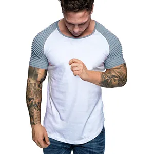 T-shirt ajusté pour homme avec corps blanc et manches raglan grises nervurées