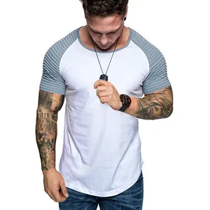 T-shirt ajusté pour homme avec manches raglan grises et détails texturés plissés