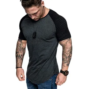 Détail d'un t-shirt raglan ajusté pour homme présentant des manches noires à texture plissée