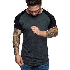 Vue détaillée d'un t-shirt de sport ajusté pour homme avec des manches texturées