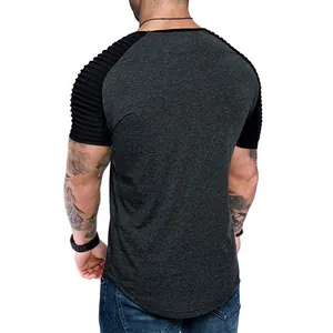 Vue arrière d'un t-shirt de sport ajusté pour hommes avec corps gris et manches plissées