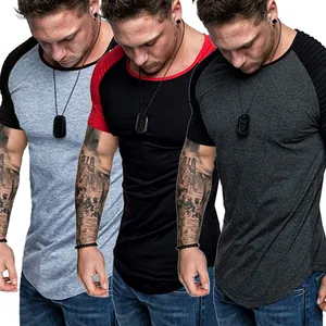 Trois t-shirts ajustés pour hommes à manches raglan en gris, noir et anthracite.