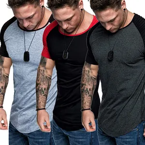 Vue détaillée de t-shirts raglan cintrés pour hommes en trois coloris élégants.