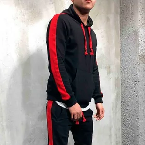 Sweat à capuche noir pour homme avec bandes rouges et design sportif décontracté