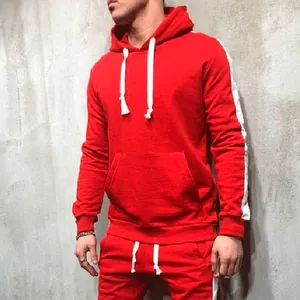 Survêtement à capuche rouge pour homme avec bandes latérales blanches et cordons.