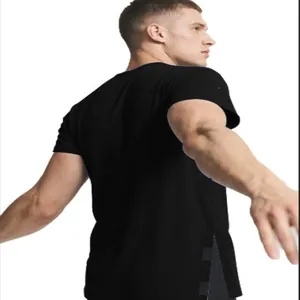 Vue détaillée d'un t-shirt adaptatif noir pour homme avec boutons-pression pour la récupération.
