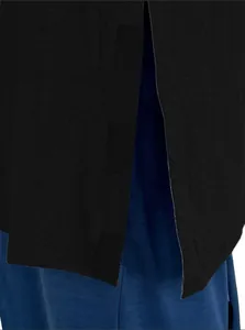Détail de l'ouverture latérale détachable sur une chemise de récupération pour hommes