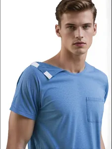 Détail d'un t-shirt adaptatif bleu pour hommes avec velcro à l'épaule pour la chirurgie.