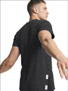 Vue arrière d'une chemise chirurgicale adaptative avec fente latérale pour homme