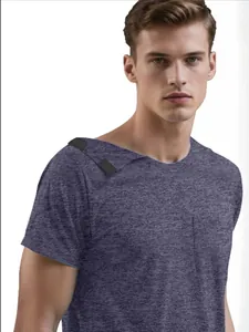 Détail d'un t-shirt post-opératoire pour homme avec ouverture pratique à l'épaule.