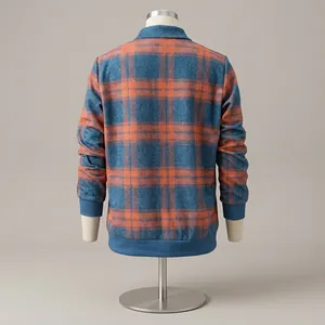 Detail der Rückseite und des Karomusters bei einer langärmligen Jacke mit 3D-Effekt.