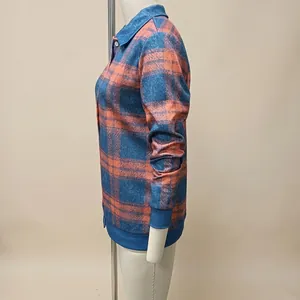 Seitenansicht-Detail einer Damen-Strickjacke mit blauem und orangefarbenem Karo