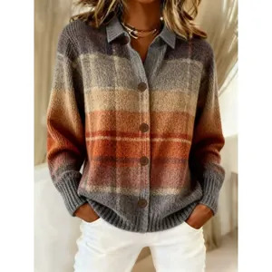 Detailaufnahme eines Damen Oversize-Strick-Cardigans mit warmen horizontalen Streifen