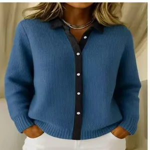 Detail eines blauen Strick-Cardigans mit Kontrast-Polokragen und Knopfverschluss