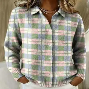 Nahaufnahme der Damen-Strickjacke mit 3D-Karomuster und klassischem Umlegekragen